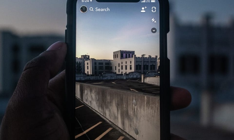 Smartphone erfasst ein Gebäude in der picsure-App